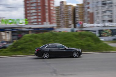 Ukrayna, Kyiv - 26 Nisan 2021: Siyah Mercedes-Benz C-klasse arabası yolda ilerliyor. Yazı
