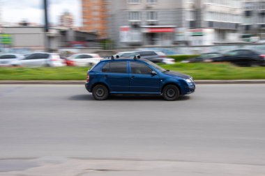 Ukrayna, Kyiv - 26 Nisan 2021: Mavi Skoda Fabia arabası yolda ilerliyor. Yazı
