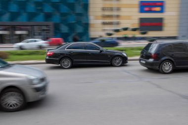 Ukrayna, Kyiv - 26 Nisan 2021: Siyah Mercedes-Benz E-klasse arabası yolda ilerliyor. Yazı