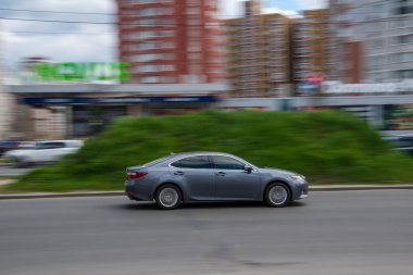 Ukrayna, Kyiv - 26 Nisan 2021: Silver Lexus ES arabası sokakta hareket ediyor. Yazı
