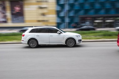 Ukrayna, Kyiv - 26 Nisan 2021: Beyaz Audi Q7 arabası yolda ilerliyor. Yazı