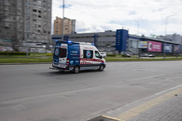 우크라 Kyiv 2021 Ambulance Opel Combo Car Moving Street — 스톡 사진
