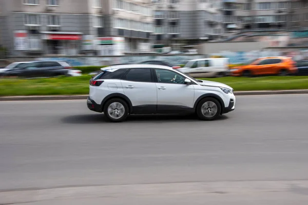 Oekraïne Kiev April 2021 Witte Peugeot 3008 Rijdt Straat Hoofdartikel — Stockfoto