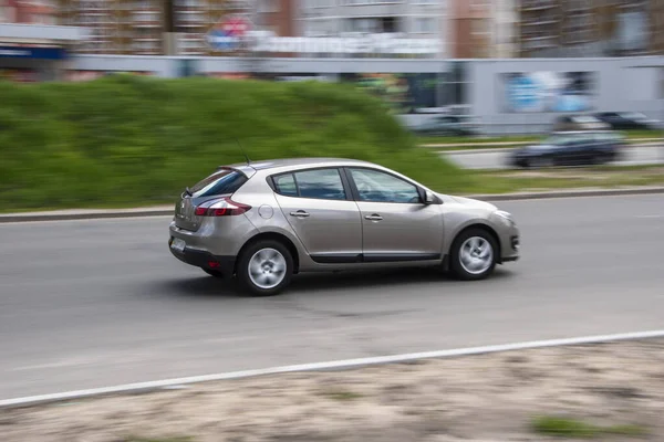 Ukrayna Kyiv Nisan 2021 Kahverengi Renault Megane Arabası Yolda Ilerliyor — Stok fotoğraf