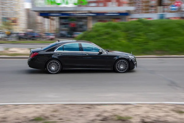 Ουκρανία Κίεβο Απριλίου 2021 Καφέ Mercedes Benz Klasse Αυτοκίνητο Κινείται — Φωτογραφία Αρχείου