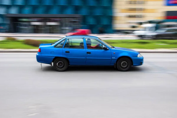 Ukrajina Kyjev Dubna 2021 Modré Auto Daewoo Nexia Pohybuje Ulici — Stock fotografie