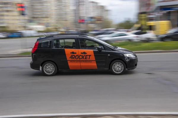 우크라 Kyiv 2021 Black Chevrolet Rocket Delivery Service Car Moving — 스톡 사진