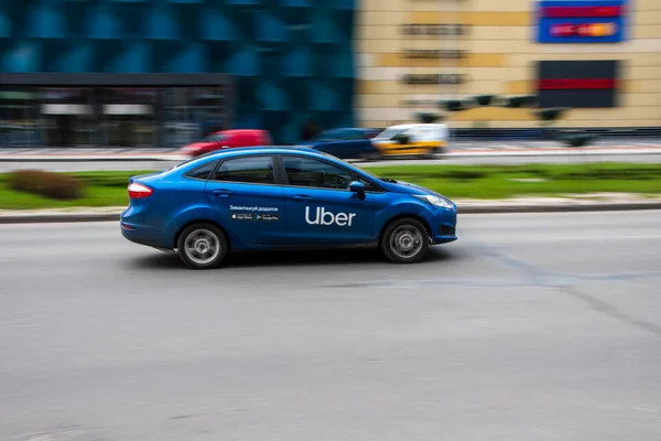 ウクライナ キエフ April 2021 タクシーUber Blue Ford Fiesta車が通りを移動しています 編集部 — ストック写真