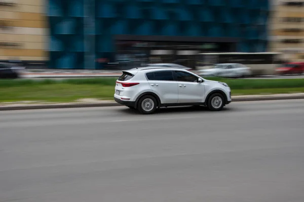 우크라 Kyiv 2021 White Kia Sportage Car Moving Street — 스톡 사진