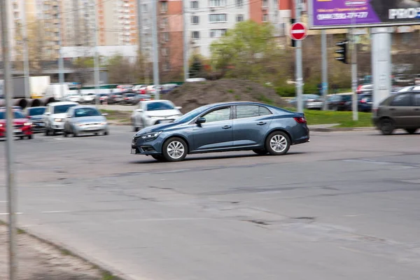 Ucrania Kiev Abril 2021 Gris Renault Megane Coche Movimiento Calle — Foto de Stock