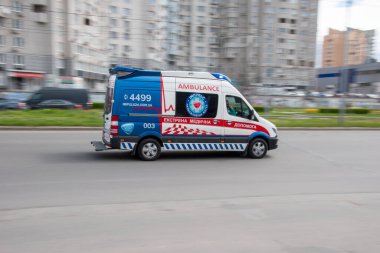 Ukrayna, Kyiv - 26 Nisan 2021: Ambulans aracı yolda ilerliyor. Yazı