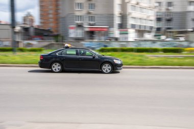 Ukrayna, Kyiv - 26 Nisan 2021: Siyah Volkswagen Passat aracı sokakta hareket ediyor. Yazı
