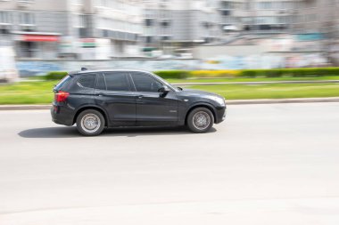 Ukrayna, Kyiv - 26 Nisan 2021: Gri BMW X3 arabası yolda ilerliyor. Yazı