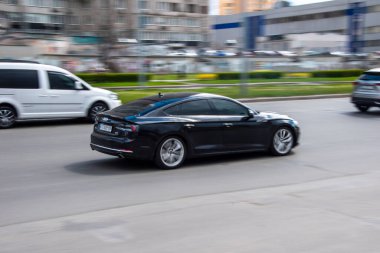 Ukrayna, Kyiv - 26 Nisan 2021: Siyah Audi A5 aracı yolda ilerliyor. Yazı