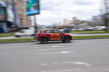 Ukrayna, Kyiv - 26 Nisan 2021: Kırmızı Renault CAPTUR aracı yolda ilerliyor. Yazı