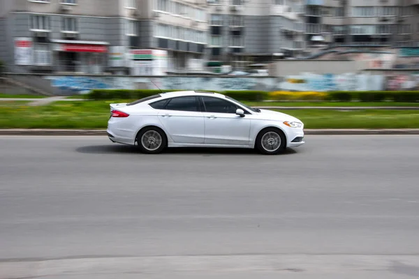 Ουκρανία Κίεβο Απριλίου 2021 Λευκό Ford Fusion Βόρεια Αμερική Αυτοκίνητο — Φωτογραφία Αρχείου