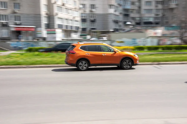 Ukrajina Kyjev Dubna 2021 Oranžový Nissan Rogue Auto Pohybující Ulici — Stock fotografie