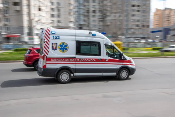 Ukrajina Kyjev Dubna 2021 Ambulance Car Moving Street Editorial — Stock fotografie