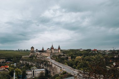 UKRAINE KAMYANET PODILSK - 4 Nisan 2018: Antik Kamyanets-Podilskiy kalesine bakış