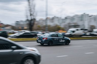 Ukrayna, Kyiv - 26 Nisan 2021: Gri Peugeot 301 Taksi yolda ilerliyor. Yazı