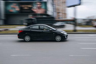 Ukrayna, Kyiv - 26 Nisan 2021: Siyah Hyundai Solaris arabası sokakta hareket ediyor. Yazı