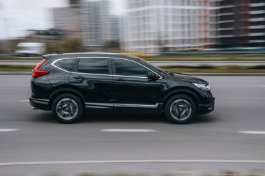 Ukrayna, Kyiv - 26 Nisan 2021: Siyah Honda CR-V arabası yolda ilerliyor. Yazı