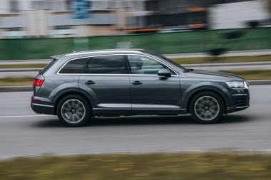 Ukrayna, Kyiv - 26 Nisan 2021: Gri Audi Q7 arabası yolda ilerliyor. Yazı