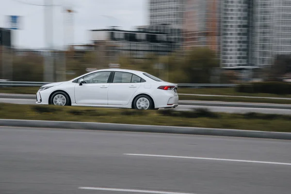 Ουκρανία Κίεβο Απριλίου 2021 Λευκό Toyota Corolla Αυτοκίνητο Κινείται Στο — Φωτογραφία Αρχείου
