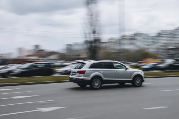 乌克兰基辅 2021年4月26日 Silver Audi Q7汽车在街上行驶 — 图库照片