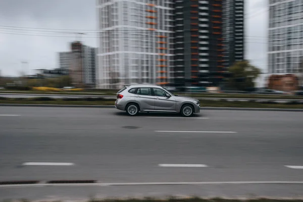 Ucrânia Kiev Abril 2021 Silver Bmw Carro Movimento Rua Editorial — Fotografia de Stock