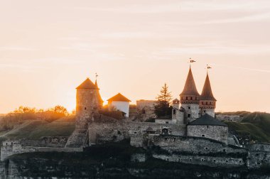 KAMYANET PODILSK, UKRAINE - 4 Nisan 2018: Antik Kamyanets-Podilskiy kalesine bakış