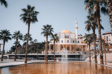 DURRES, ALBANIA - 26 Ağustos 2019: Kasaba merkezindeki Durres Büyük Camii manzarası