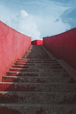 Bulutlu Mavi Gökyüzüne Kırmızı Merdivenler