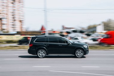 Ukrayna, Kyiv - 5 Mayıs 2021: Siyah Mercedes-Benz GLS-klasse arabası sokakta hareket ediyor. Yazı