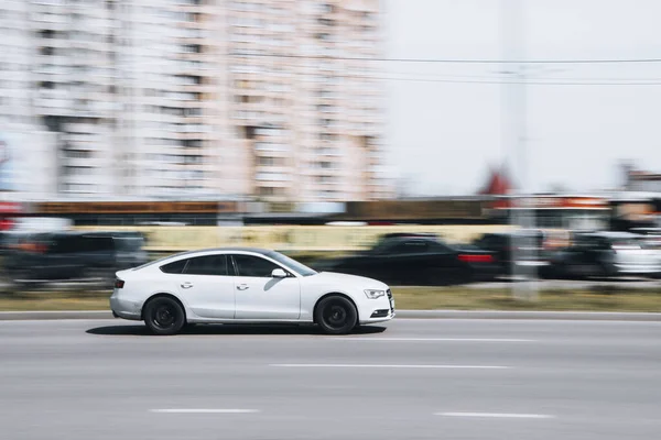 Ucrânia Kiev Maio 2021 Carro Branco Audi Movimento Rua Editorial — Fotografia de Stock