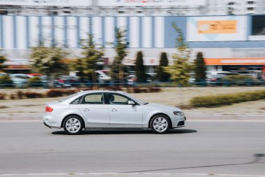 Ukrayna, Kyiv - 13 Mayıs 2021: Beyaz Audi A4 aracı yolda ilerliyor. Yazı