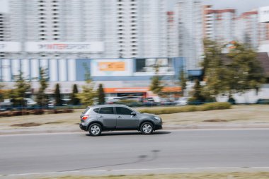 Ukrayna, Kyiv - 13 Mayıs 2021: Gri Nissan Qashqai arabası sokakta hareket ediyor. Yazı