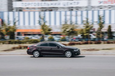 Ukrayna, Kyiv - 13 Mayıs 2021: Kahverengi Audi A5 aracı yolda ilerliyor. Yazı