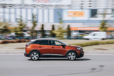 Ukrayna, Kyiv - 13 Mayıs 2021: Turuncu Peugeot 3008 aracı yolda ilerliyor. Yazı
