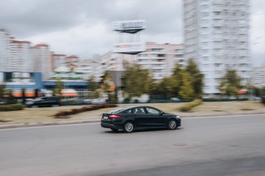 Ukrayna, Kyiv - 13 Mayıs 2021: Siyah Ford Mondeo arabası sokakta hareket ediyor. Yazı