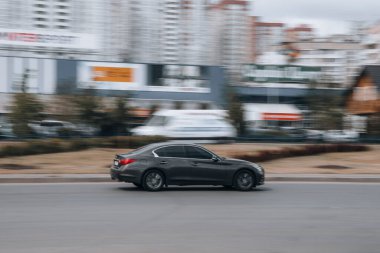 Ukrayna, Kyiv - 13 Mayıs 2021: Gri Infiniti Q50 aracı sokakta hareket ediyor. Yazı