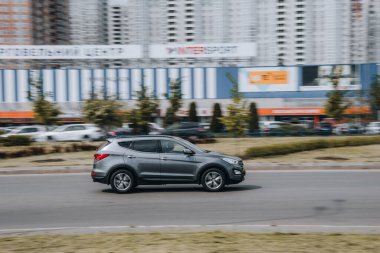 Ukrayna, Kyiv - 13 Mayıs 2021: Gri Hyundai Santa Fe arabası yolda ilerliyor. Yazı