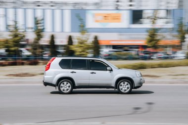 Ukrayna, Kyiv - 13 Mayıs 2021: Silver Nissan X-Trail aracı yolda ilerliyor. Yazı