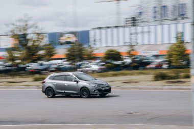 Ukrayna, Kyiv - 13 Mayıs 2021: Silver Renault Megane arabası yolda ilerliyor. Yazı