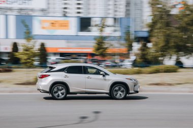 Ukrayna, Kyiv - 13 Mayıs 2021: Beyaz Lexus RX aracı yolda ilerliyor. Yazı