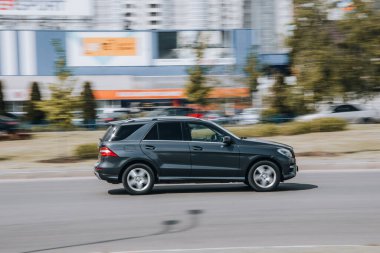 Ukrayna, Kyiv - 13 Mayıs 2021: Gri Mercedes-Benz M-klasse arabası yolda ilerliyor. Yazı