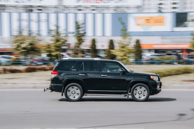 Ukrayna, Kyiv - 13 Mayıs 2021: Siyah Toyota 4Runner arabası yolda ilerliyor. Yazı