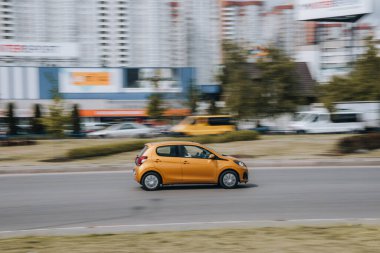 Ukrayna, Kyiv - 13 Mayıs 2021: Turuncu Peugeot 108 aracı caddede hareket ediyor. Yazı