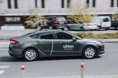 Ukrayna, Kyiv - 13 Mayıs 2021: Gri Ford Fusion (Kuzey Amerika) arabası sokakta hareket ediyor. Yazı