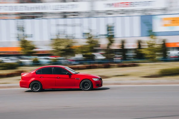 Ucrânia Kiev Maio 2021 Carro Vermelho Série Bmw Move Rua — Fotografia de Stock